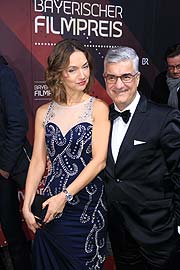Schauspieler Stephen Sikder mit Ehefrau Kristin (Schauspielerin) auf dem Roten Teppich des Bayerischen Filmpreis 2019 am 17.01.2020 (©Foto: Martin Schmitz)